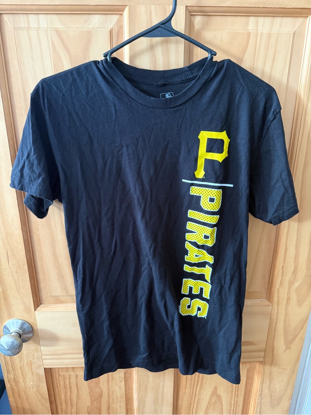 Men’s Size Small Pittsburgh Pirates T-Shirt. Thread Not Caught On Back Of Neck,
